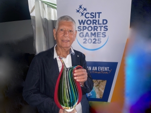 Il Presidente Internazionale Pierre Zappelli consegna all’israeliano Avi Sagi il Premio Panathlon International -CSIT World Games.